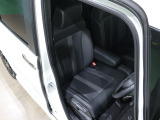 程よい硬さとホールド性が高いシートで長時間運転も快適です。