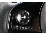 ハンドル左部分でオーディオ操作が可能。そのため、運転中でも目線をずらさずに安全運転♪スマートフォンを接続してハンズフリー通話も可能です。