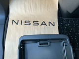 助手席シートアンダーボックスにも荷物が入ります。小物類の整理にも活躍します。