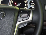 ステアリングスイッチ付きで、運転中に視線を前に向けたまま操作できます。