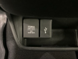 アクセサリーソケットはUSBのアダプターなどをつければ、スマホの充電にも使えます。横にはナビゲーション用の外部入力可能なUSB端子がついており、周辺には物が置けるボックスがついています。
