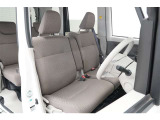 空間を広く使えるベンチシートは快適です。運転席&hArr;助手席の移動が簡単なので狭い駐車場などで役立ちます。