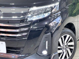 【LEDヘッドライト】悪天候や夜間走行時も良好な視界を確保し安心して運転できる高輝度LEDヘッドライトを装備!点灯速度が早く、消費電力も抑えられています。