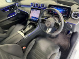 メルセデスのシートは、少し硬めに出来ておりますので、長時間の運転でも疲れにくく、安全にドライビングをお楽しみ頂けます