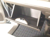 【グローブボックス】収納スペースが沢山あるので車内が散らからずに助かります。ちょっとした物を入れるのにいいですね♪