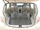 可倒式リヤシートを前に倒せば。ラゲージスペースがさらに拡大します。長さや幅のある物もラクにはいります。