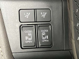 運転席から電動スライドドアを開閉するスイッチです。