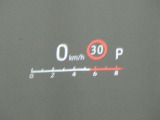 カラーヘッドアップディスプレイ付き。少ない視線移動で情報を確認できるので、運転の疲労軽減に繋がりますよ♪