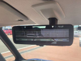 スマートルームミラーは室内の荷物などで後方の視界が遮られても、カメラの映像を直接ルームミラーに表示することができ、視界を確保できます。