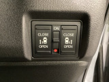 リアドアは乗り降りに便利な両側電動スライドドアです。また運転席に座っていながらスイッチ操作で自在にスライドドアを開け閉めできます。