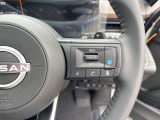 【クルーズコントロール】アクセル操作なしで一定速度を保つ機能。先行車との距離を自動調整する追従型が主流で、高速走行時の疲労を劇的に軽減します。長距離移動が多いお客様への商談では必須の快適装備です。