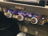 フルオートエアコンが装備されています!お好みの温度設定をするだけでエアコンの風量やモードの切り替えを自動でコントロールしてくれます!ユーザーの操作が少なく燃費走行にもつながります!