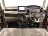 車内は光触媒抗菌消臭施工済です。インパネ周りはスタイリッシュなデザインで機能や装備も充実しています。グローブボックスやカップホルダーのほかにトレーなどたくさんの収納スペースが付いています。