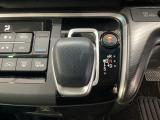 CVT車のセレクトレバーです。低速から高速まで、変速ショックのないスムーズな走りを実現するとともに、エンジン効率のよい領域を維持することで燃費にも貢献します。