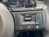 【プロパイロット】高速道路でアクセル、ブレーキ、ステアリング操作をクルマがサポート。高速走行におけるドライバーの負担を軽減します。その下には、携帯電話用ハンズフリースイッチが並びます。
