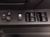 運転席のスイッチで全てのウィンドウの開閉操作を行うことができます。ロックボタンをONにしておくと、運転席以外のウィンドウは作動しないのでお子様を乗せているときなども安心ですね♪