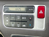 【オートエアコン】一度お好みの温度に設定すれば、車内の温度を検知し風量や温度を自動で調整。暑い&hellip;寒い&hellip;と何度もスイッチ操作をする必要はありません。快適な車内空間には必須の機能ですね♪