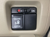 左側電動スライドドアは運転席からでも操作ができるように、ハンドル付近に開閉の操作スイッチが付いています。