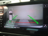 ギアをリバースに入れると車両後方の映像を映し出します。画面にはガイドラインが表示され、車庫入れや縦列駐車などの際に安全確認をサポートします。