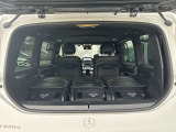 ゆったりとしたトランクルームでございます。たくさんのお荷物の車載が可能でございます。