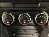 空調スイッチ類は最近流行のタッチパネル式ではなく、運転中でも直感的に操作できるダイヤル式を採用しております。