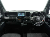 ◆視界広々で非常に運転しやすくロングドライブでも疲れを感じさせないすっきりとまとまったインパネ周りです。