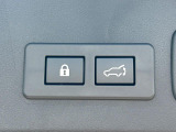 【パワーバックドア】スマートキーや運転席のボタンを押すだけでリアゲートが自動で開閉します!荷物を持っている時や、高い位置にあるバックドアを閉める際に便利な機能です♪