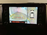 【パノラミックビューモニター】映像で、見づらい車両周辺の確認をアシスト。クルマを真上から見ているような映像を表示。 運転席から確認しにくい車両周囲の状況を把握。
