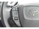 ステアリングスイッチ付き。前方から目を離すことなく操作することが可能です。
