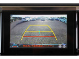 【バックモニター】 後退時に車両の後ろ側を表示します。車庫入れなどでバックする際に安心です。