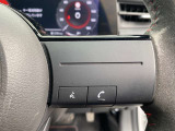 ステアリング右側です。携帯電話のハンズフリースイッチが並びます。