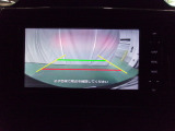 バックカメラの画像です。ガイドラインがスムースな車庫入れをサポートいたします。車庫入れの安心感がアップしますね。