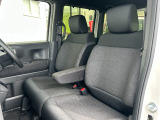適度なホールド感のあるフロントシートは疲れにくく長時間の運転でもしっかりサポートします。ベンチタイプですので横移動も楽々。