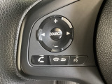 ステアリングスイッチがついていますので、オーディオのチャンネル変更、ボリューム、ジャンル変更が操作可能です。ハンドルから手を離さず安全に操作できます。