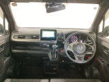 【前方視界】開放的な前方視界!運転がしやすく疲れにくいです♪窓が大きく、見通しがとっても良いおクルマですよ♪