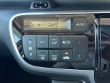 【オートエアコン】一度お好みの温度に設定すれば、車内の温度を検知し風量や温度を自動で調整。暑い&hellip;寒い&hellip;と何度もスイッチ操作をする必要はありません。快適な車内空間には必須の機能ですね♪