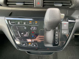 「オートエアコン」付き一年中快適な室内を提供!車内温度を設定すると、風量を自動で調節してくれます。さらに前席シートヒーターつき(^^)/