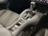 新技術のヒルディセントコントロールを搭載。急坂や滑りやすい道などブレーキの踏みすぎなどによるスリップを抑制、車の速度を一定速度に自動制御するので安全・安心です。