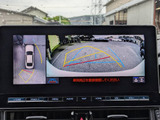 パノラミックビューモニターを装備!上から車両を見下ろしたような映像をナビ画面に表示できます。車両前後左右に搭載した4つのカメラ映像を継ぎ目なく合成!目視では見えない部分もリアルタイムで見れます。