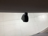 後方にもドライブレコーダーのカメラが付いています。前後両方でお車の周りを監視・記録いたします。