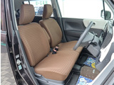 お車選びをお楽しみ頂けるよう、在庫車の展示スペースを十分に確保しております。