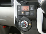 オートエアコン装備。車内を設定温度に自動で調整してくれるのでいつも快適にしてくれます。