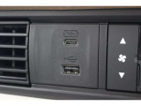 2.5AのUSB(急速充電)が付いており、車内でもしっかりとスマートフォン等の機器へ充電可能です♪