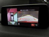上空から俯瞰した映像で周囲の状況を確認出来る360&deg;ビューモニターです。これで狭い駐車場でも安心ですね。また、隠れたお子様やいつの間にか置かれたカートも確認出来ますね。