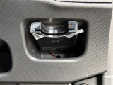 【ETC】有料道路を利用する際に料金所で停止することなく通過できる、ETC車載器(ノンストップ自動料金収受システム機器)が装備されています。セットアップを行うことで利用可能になります。