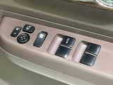 【電動格納ミラー】サイドミラーは電動格納式となっており、狭い駐車場でもキズがつくリスクを抑えられます。