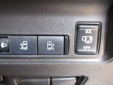 両側ハンズフリーオートスライドドア装備です!運転席のスイッチでの開閉やドアスイッチでの開閉は当たり前ですが、足の簡単な操作でスライドドアの開閉が出来ます!両手が塞がっているような時にとても便利です☆