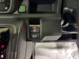 ボタン一つでサイドブレーキをかけられる電子パーキングブレーキと、足を離してもブレーキを維持するホールドボタン搭載のお車です。
