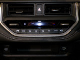 【フルオートエアコン】車内温度を快適に保ちます。