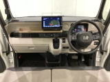 車内は光触媒抗菌消臭施工済です。インパネ周りはスタイリッシュなデザインで機能や装備も充実しています。グローブボックスやカップホルダーのほかにトレーなどたくさんの収納スペースが付いています。